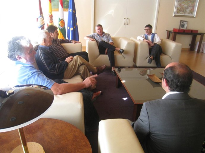El alcalde de Logroño junto con diferentes ediles, durante la recepción al embaj