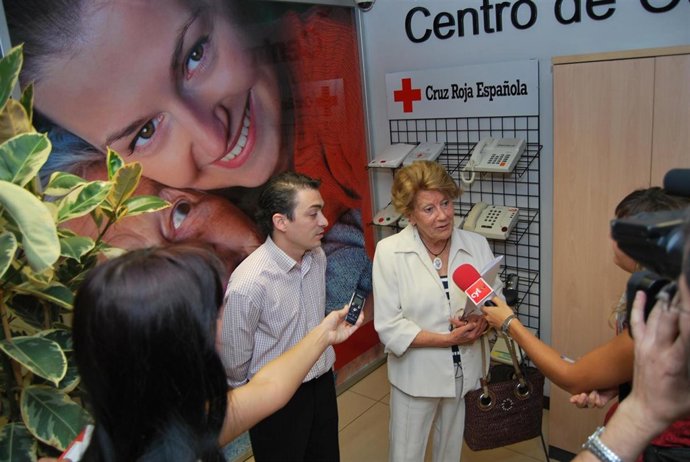 La presidenta de Cruz Roja Castilla y León, María José Pastor Ridruejo, atiende 