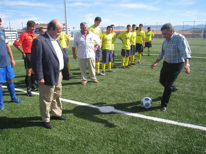 El alcalde de Logroño ha realizado el saque de honor bajo la atenta mirada de Ga