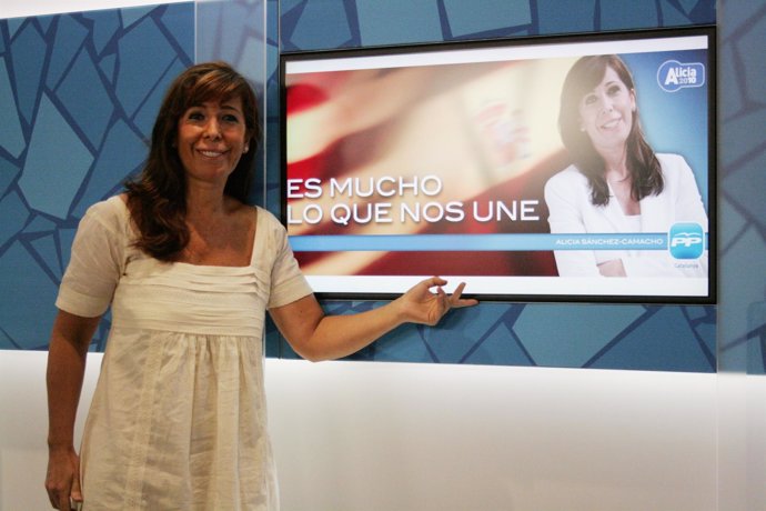 Alicia Sánchez Camacho junto al nuevo lema