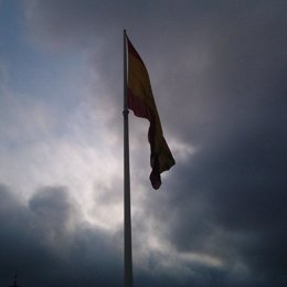 bandera española españa colon nublado