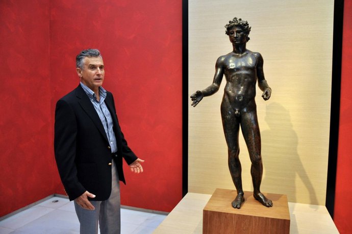 Paulino Plata visita la exposición del Efebo de Antequera