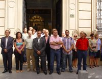 Diputación y Ayuntamiento de Roquetas se concentran en repulsa por la última violencia de género