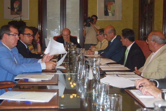 El alcalde de Huelva, Pedro Rodríguez, durante la reunión con la junta directiva