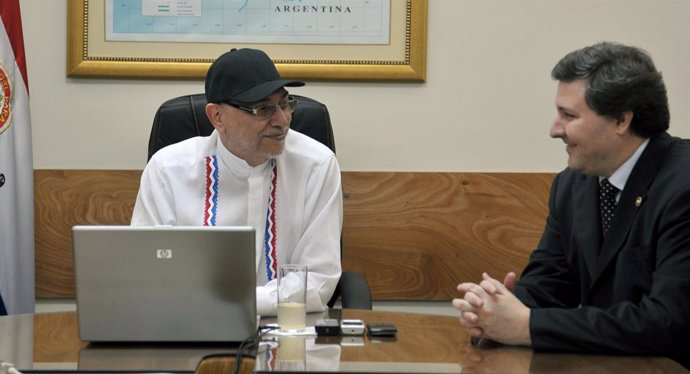 El presidente paraguayo, Fernando Lugo, con el ministro del Interior, Rafael Fil