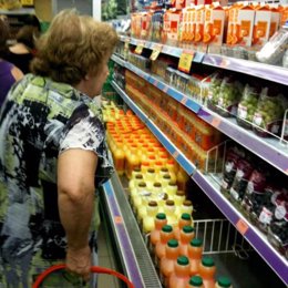 Mujer comprando en un supermercado
