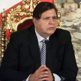 Primer plano de Alan García, presidente de Perú