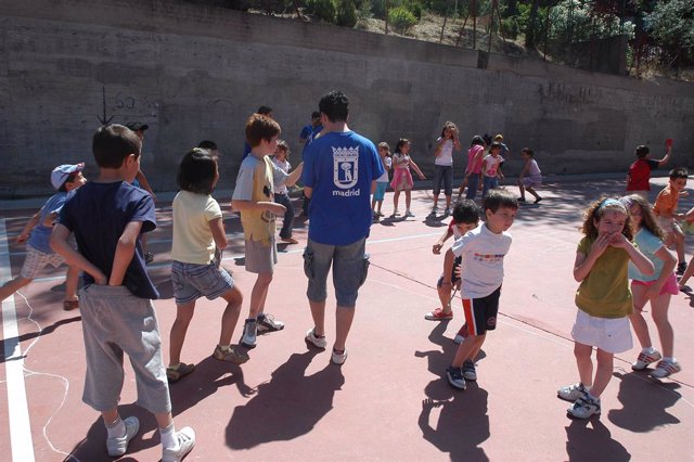 Niños juegan al fútbol en un colegio de Madrid