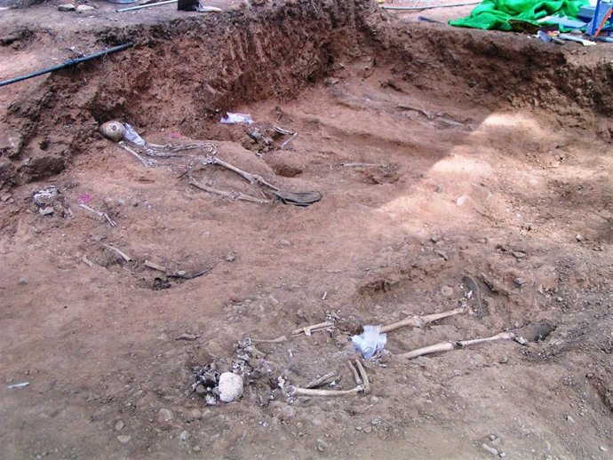 Excavaciones en la fosa común de Cazalla de la Sierra.