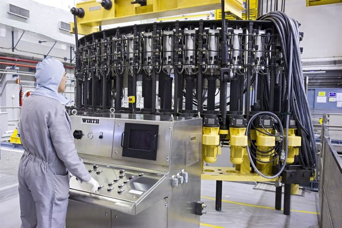 Un operario en el interior de Santa María de Garoña (Burgos) en periodo de recar