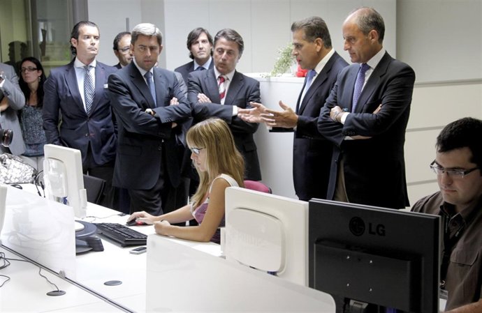 Camps durante su visita a la sede de TSB en Paterna.