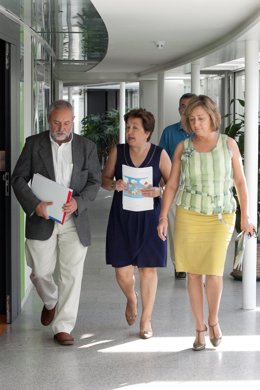 Pilar Farjas, conselleira de Sanidade, en el centro