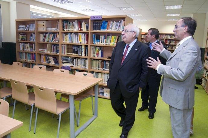Vicente Álvarez Areces, durante la visita