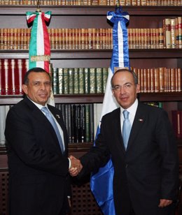 El presidente mexicano, Felipe Calderón, se reúne con su homólogo hondureño, Por