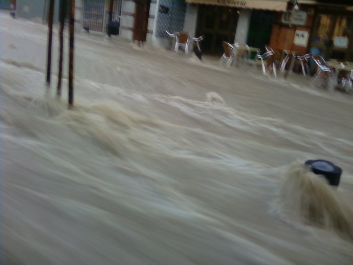 El agua corre con fuerza por la avenida 28 de Febrero