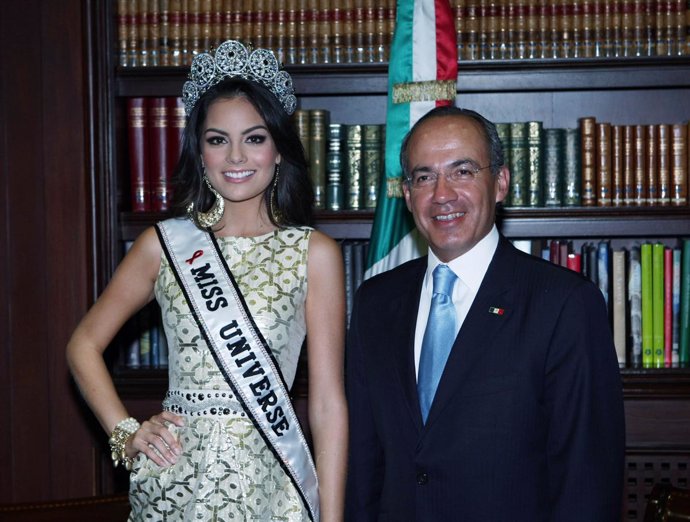 El presidente mexicano, Felipe Calderón, recibe a Miss Universo 2010, la mexican
