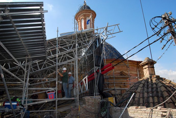 Imagen de la restauración de las tejas de la Basílica de la Virgen de Valencia.