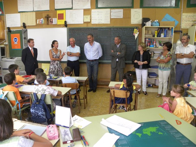 La consejera canaria de Educación, Milagros Luis Brito, en su visita al CEIP El 