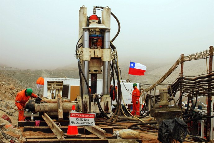 Una máquina taladradora cava un agujero para rescatar a los mineros