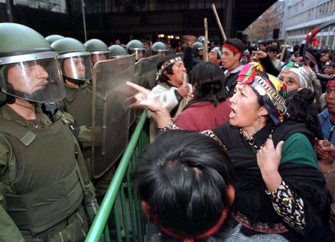 Mapuches chilenos se manifiestan en Santiago