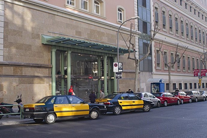 Entrada del Hospital Clínic de Barcelona por la calle Villarroel