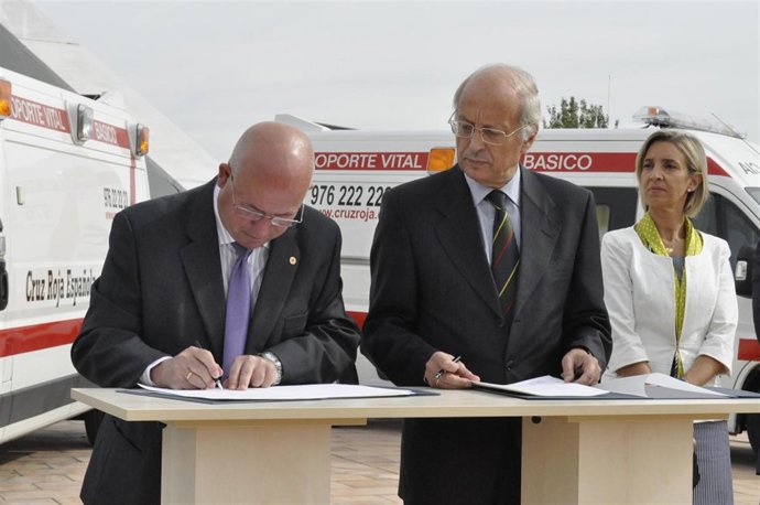 Javier Alba firma el convenio bajo la atenta mirada de José Luis Aguirre y Teres