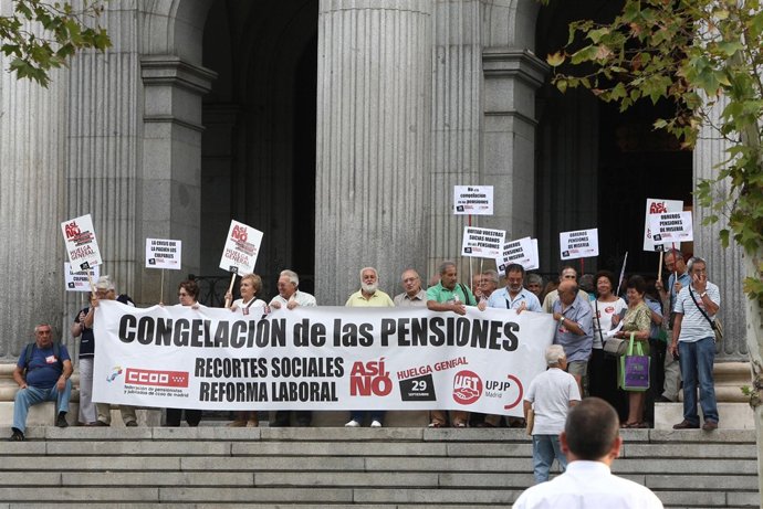 Manifestación de jubilados ante la Bolsa de Madrid