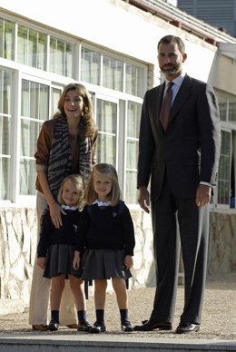 La Infantas Leonor y Sofía junto a los Príncipes de Asturias