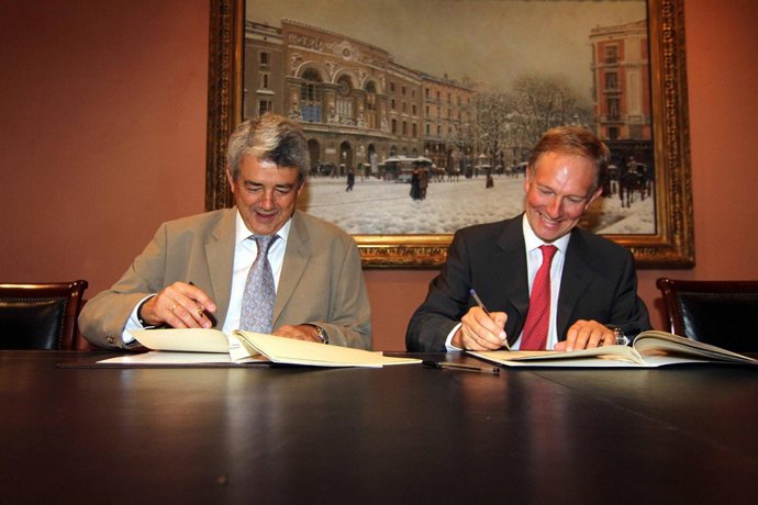 El presidente de Paradores, Miguel Martínez, y el gerente de la Fundación Colecc