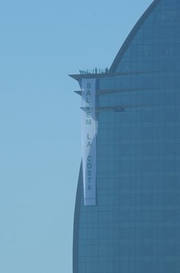 Ecologistas despliegan una pancarta en el Hotel Vela