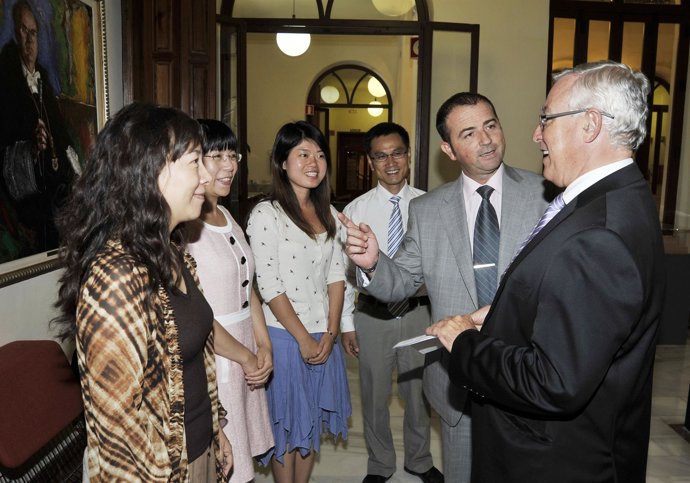 El rector con estudiantes chinos
