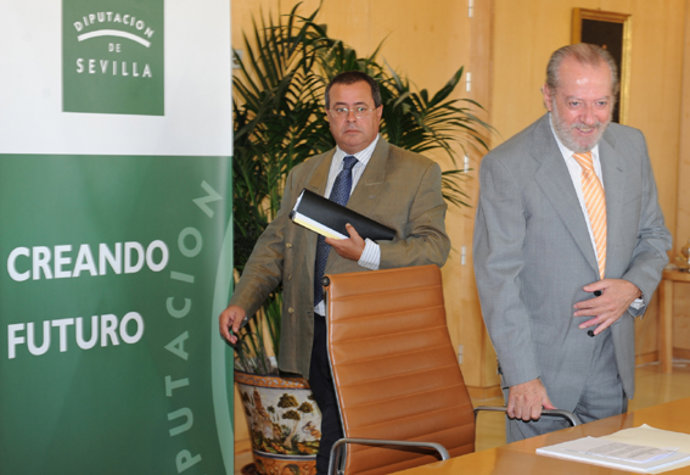 Villalobos tras presentar la iniciativa.