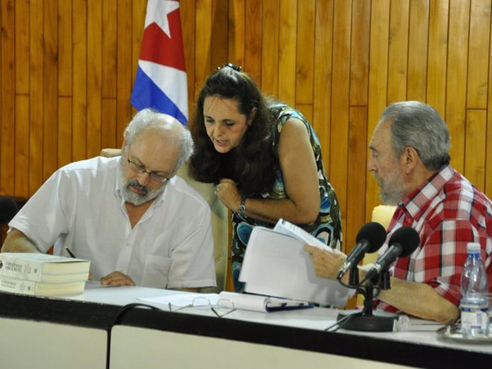 El ex presidente cubano Fidel Castro con el científico estadounidense Alan Roboc