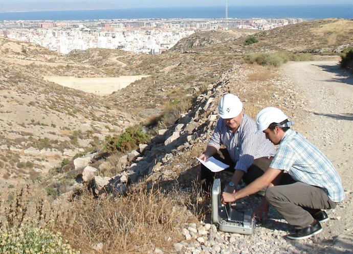 Ingenieros de DG colocando y ajustando los sensores