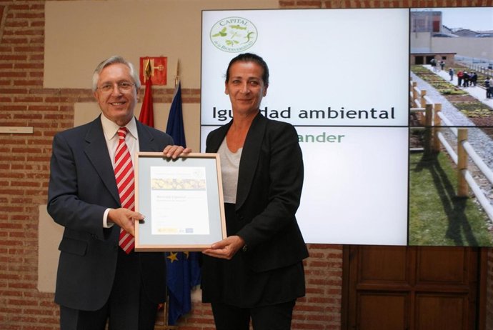 Carmen Ruiz recibe el premio. 