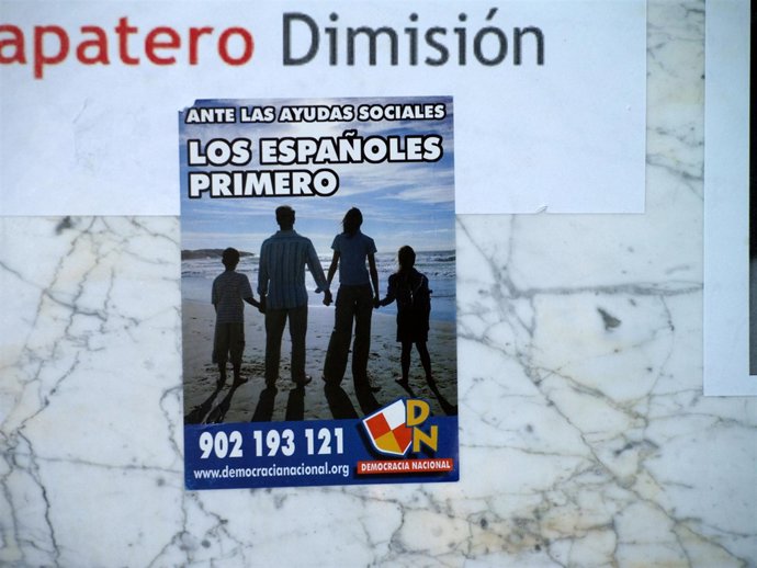 Carteles aparecidos en la sede del PSOE y el INEM de Torrejón de Ardoz