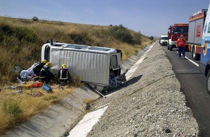 El conductor de la furgoneta quedó atrapado. 