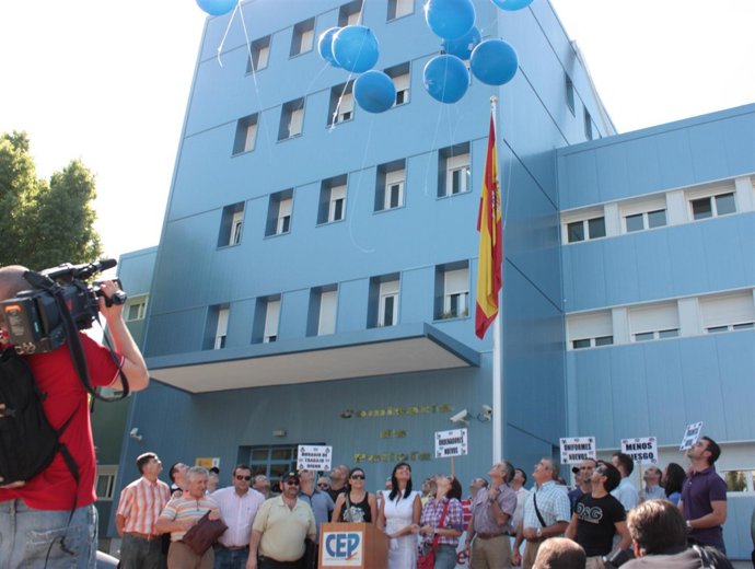 La CEP se concentra ante la comisaría para pedir un tercer distrito y 120 funcio