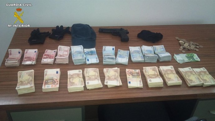 Imagen de los 72.000 euros y del material incautados al atracador de una sucursa