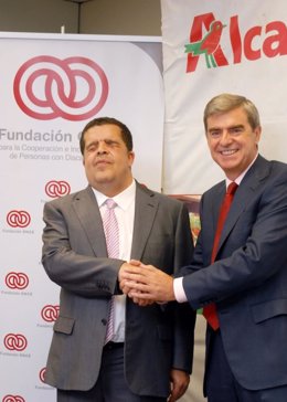 El director general de Fundación ONCE,Luis Crespo, y director general de Alcampo