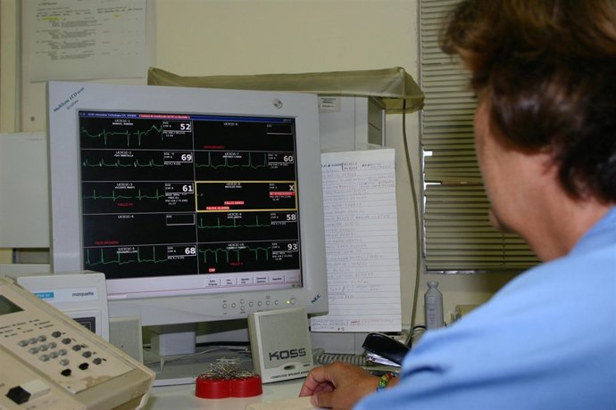 Una enfermera analiza datos cardíacos por ordenador