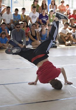Un joven bailando breakdance