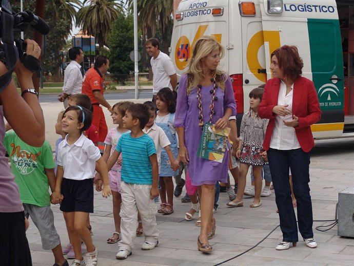 La diputada de Medio Ambiente y Energías Renovables, María José Cortil, junto a 