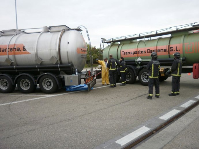 Imagen del trasvase desde el camión averiado a la segunda cisterna. 