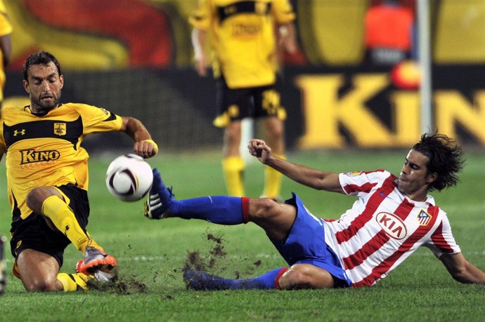 Thiago lucha por la posesión del balón