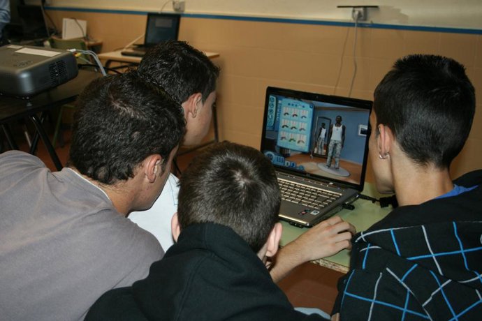 Adolescentes jugando con un ordenador