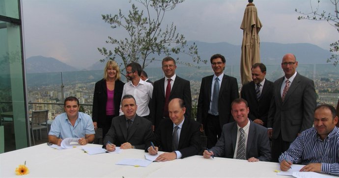 El director gerente de Tracasa, Ángel Sanz Barea, firma un acuerdo con represent