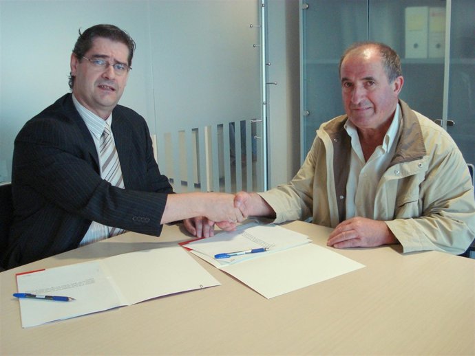 Convenio firmado entre Andrés Eciolaza, director general de Medio Ambiente y Agu