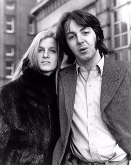 El músico Paul McCartney y su esposa Linda