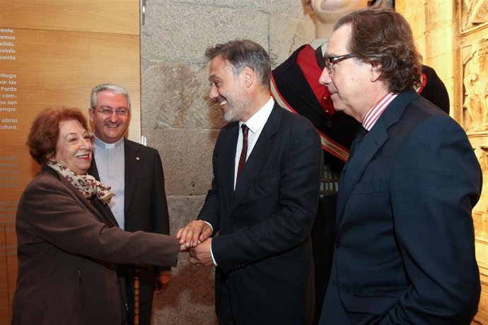 roberto varela recibe ao visitante numero 100.000 da exposicion santiago, punto 